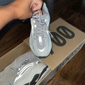 YEEZY 700V2